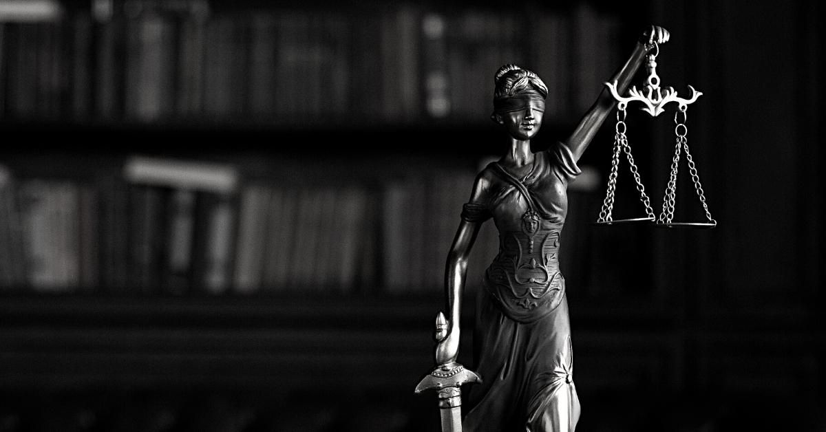 Statua della Giustizia bendata con la bilancia